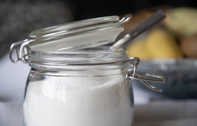 Offenes Glas gefüllt mit Zucker | © Land schafft Leben