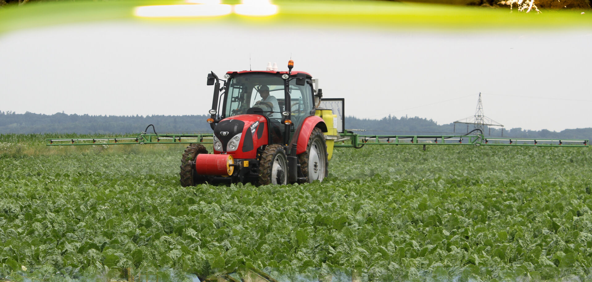 Traktor auf Feld | © Land schafft Leben