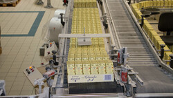 Mehrere Packungen Gelierzucker in Zuckerfabrik | © Land schafft Leben