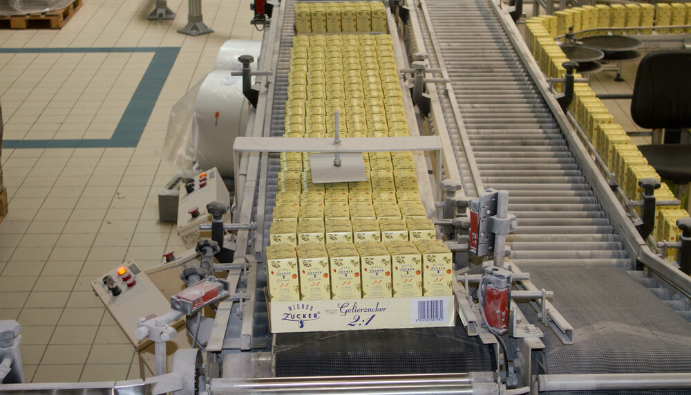 Mehrere Packungen Gelierzucker in Zuckerfabrik | © Land schafft Leben