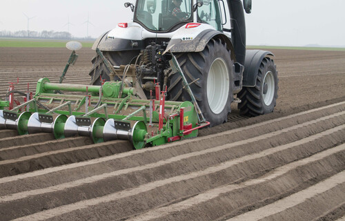 Traktor pflügt Zwiebelfeld | © Land schafft Leben