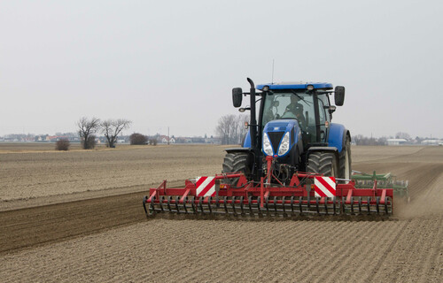 Traktor fährt auf Zwiebelfeld | © Land schafft Leben