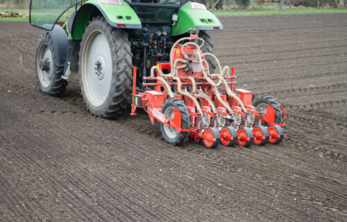 Traktor säht Zwiebel auf Feld aus | © Land schafft Leben