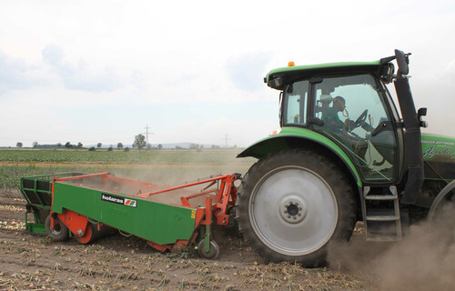 Traktor erntet zwiebel | © Land schafft Leben