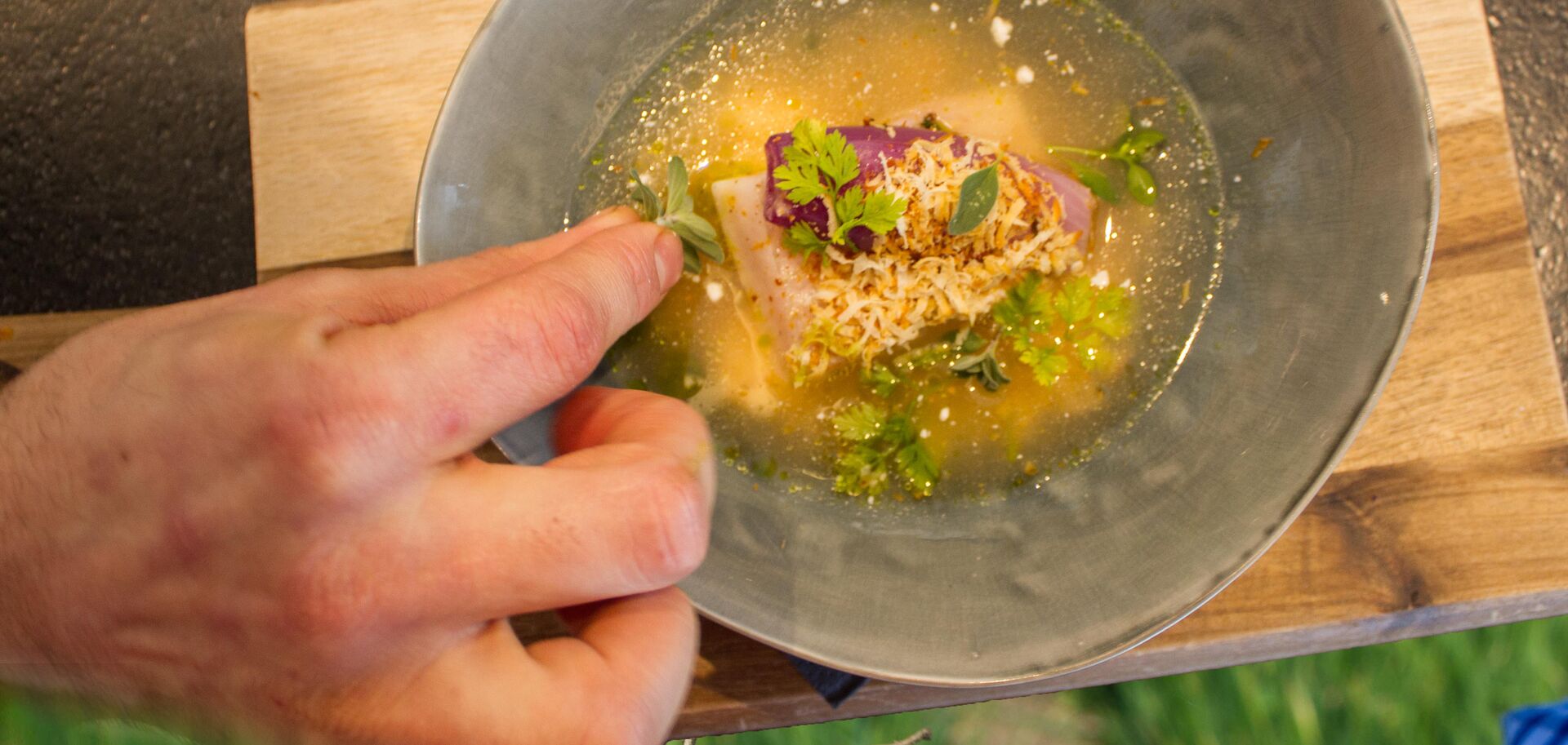 Suppe | © Land schafft Leben Person würzt Suppe | © Land schafft Leben