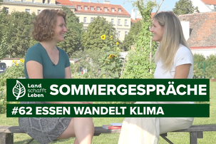 Maria Fanninger und Katharina Rogenhofer auf der Bank im Garten | © Land schafft Leben