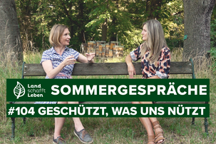 Maria Fanninger und Marianne Penker auf der Parkbank | © Land schafft Leben