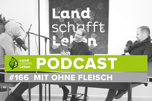 Hermann Neuburger, Thomas Neuburger und Hannes Royer im Podcast-Studio von Land schafft Leben | © Land schafft Leben