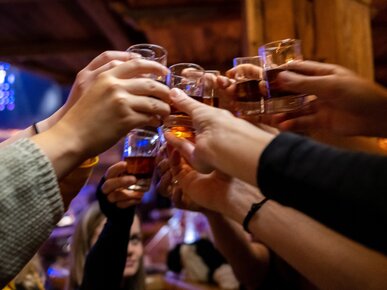 Shot-Gläser anstoßen | © Land schafft Leben