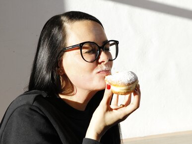 Frau isst Faschingskrapfen | © Land schafft Leben