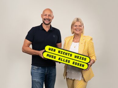 Land-schafft-Leben-Gründer Hannes Royer und Verteidigungsministerin Klaudia Tanner im Podcast „Wer nichts weiß, muss alles essen“ | © Land schafft Leben