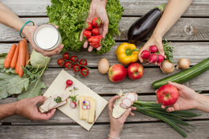 Gedeckter Tisch von oben mit Jause, Obst und Gemüse | © Land schafft Leben